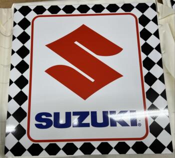 Støttebensplade med Suzuki logo, for dobbel støtteben