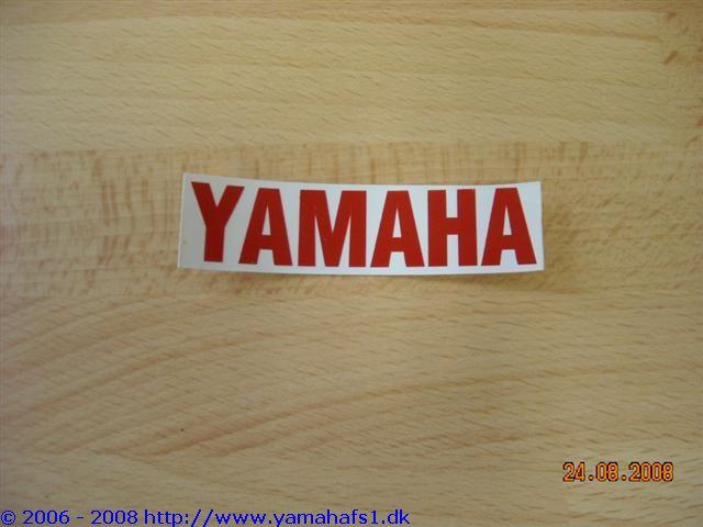 Rødt Yamaha mærke for originalt anderøvssæde