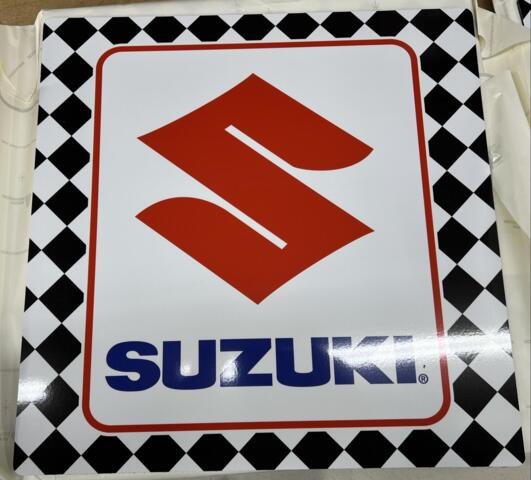 Støttebensplade med Suzuki logo, for dobbel støtteben